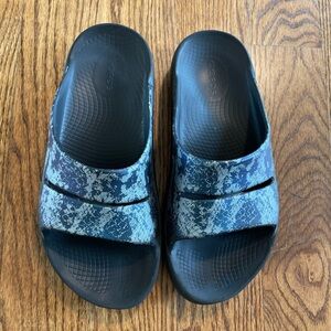 OOFOS Luxe slide sandals size 8 / EU 39.